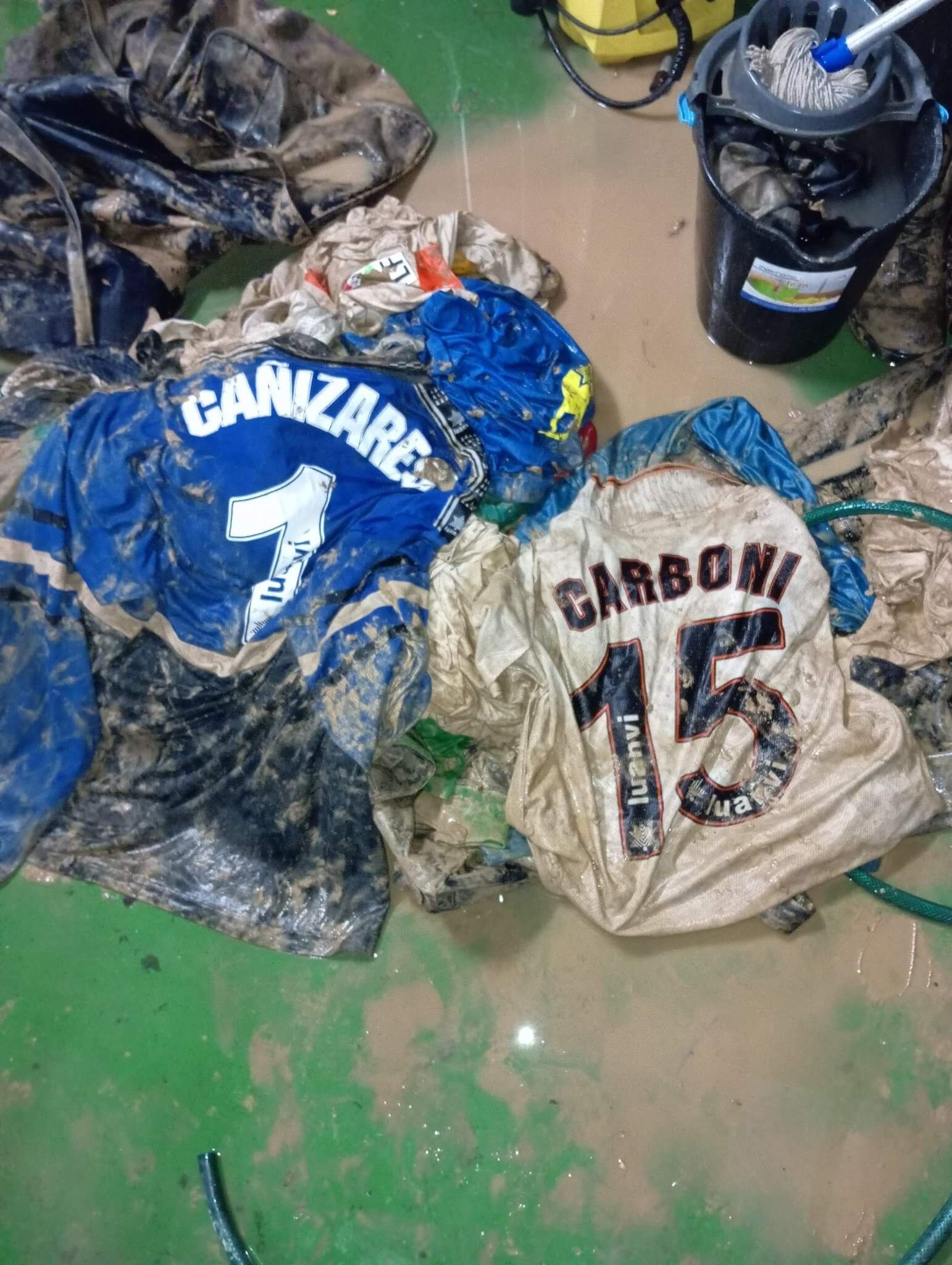  José Ponce salva la colección de camisetas de Valencia