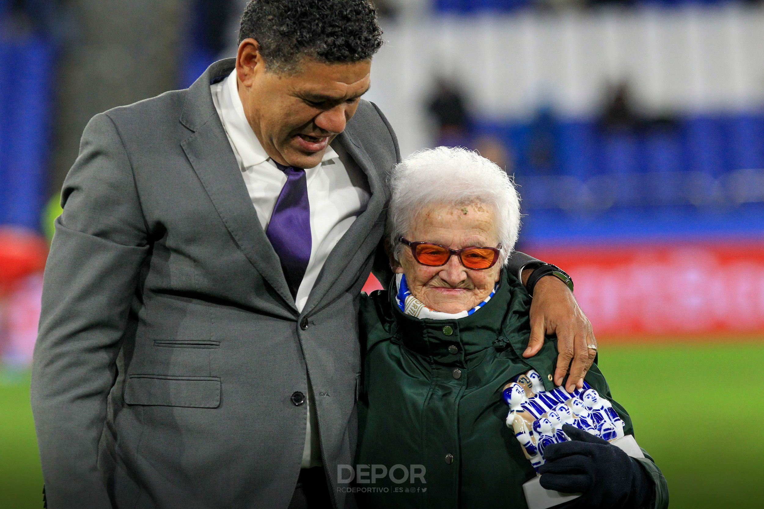  Josefa, junto a Donato, durante el reconocimiento de Riazor.
