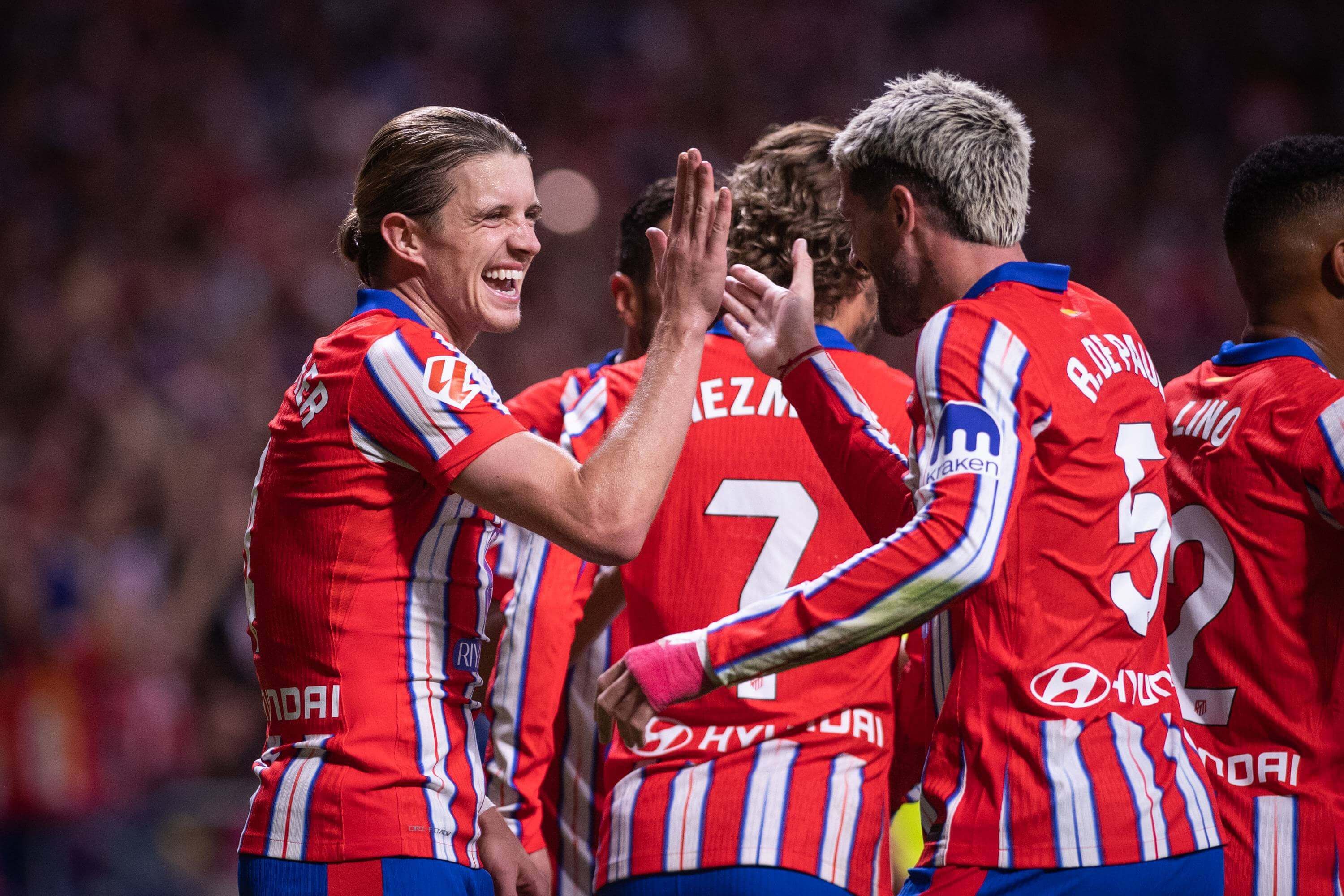  Conor Gallagher y Rodrigo de Paul celebran un gol en el Atlético-Valencia.