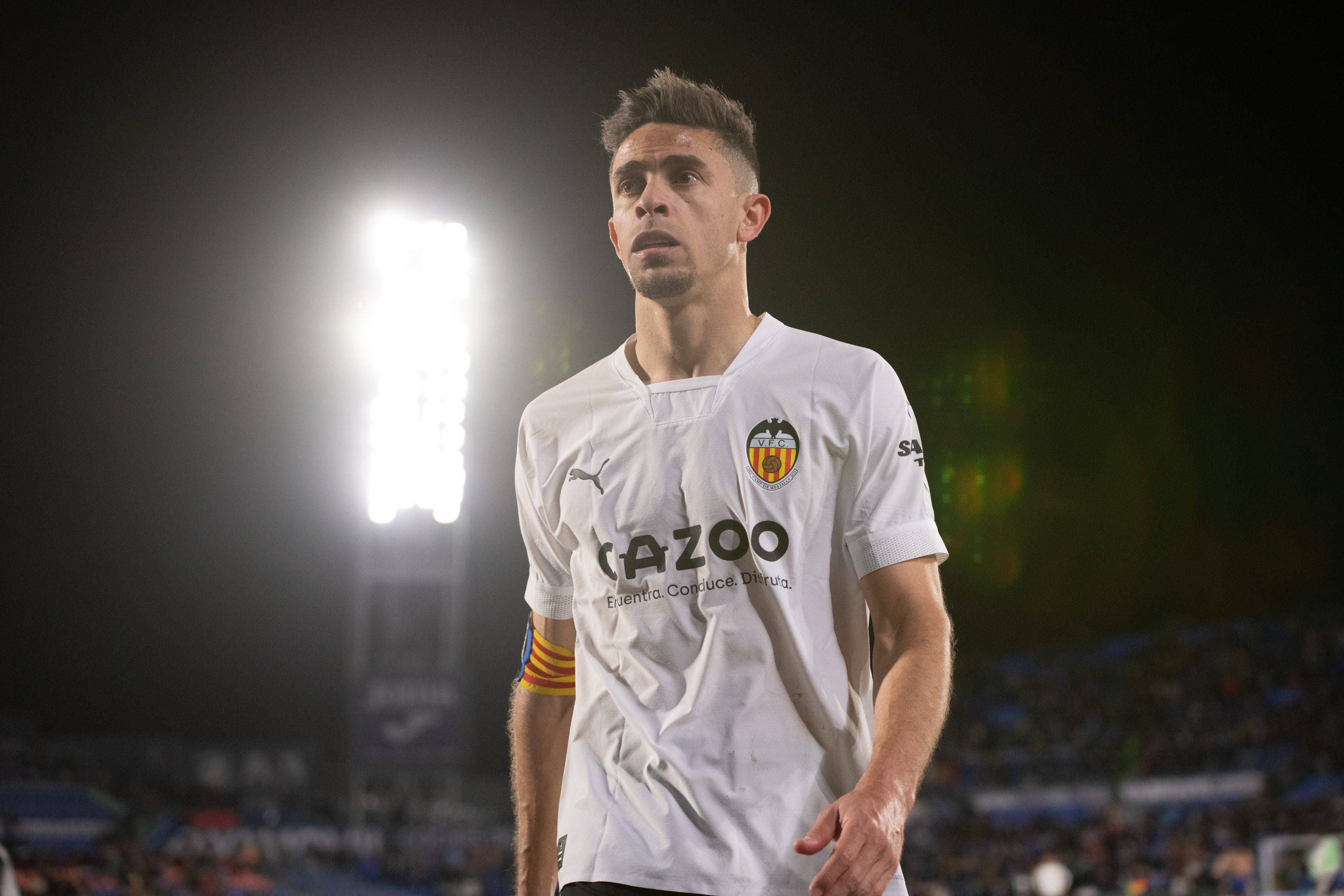 Gabriel Paulista habla con los aficionados tras el Getafe - Valencia (Foto: CordonPress).