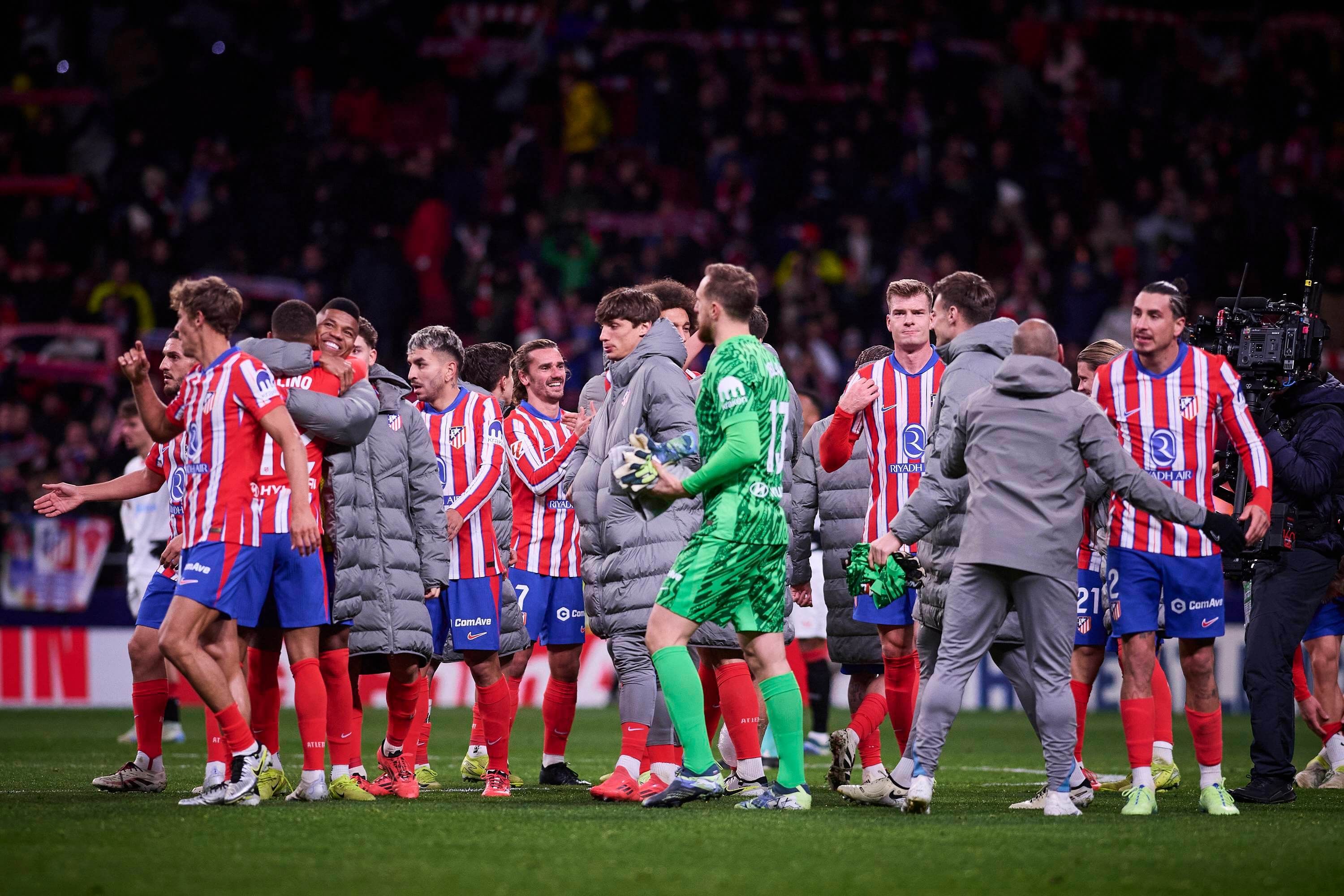 Los jugadores del Atlético celebrando la victoria contra el Sevilla.