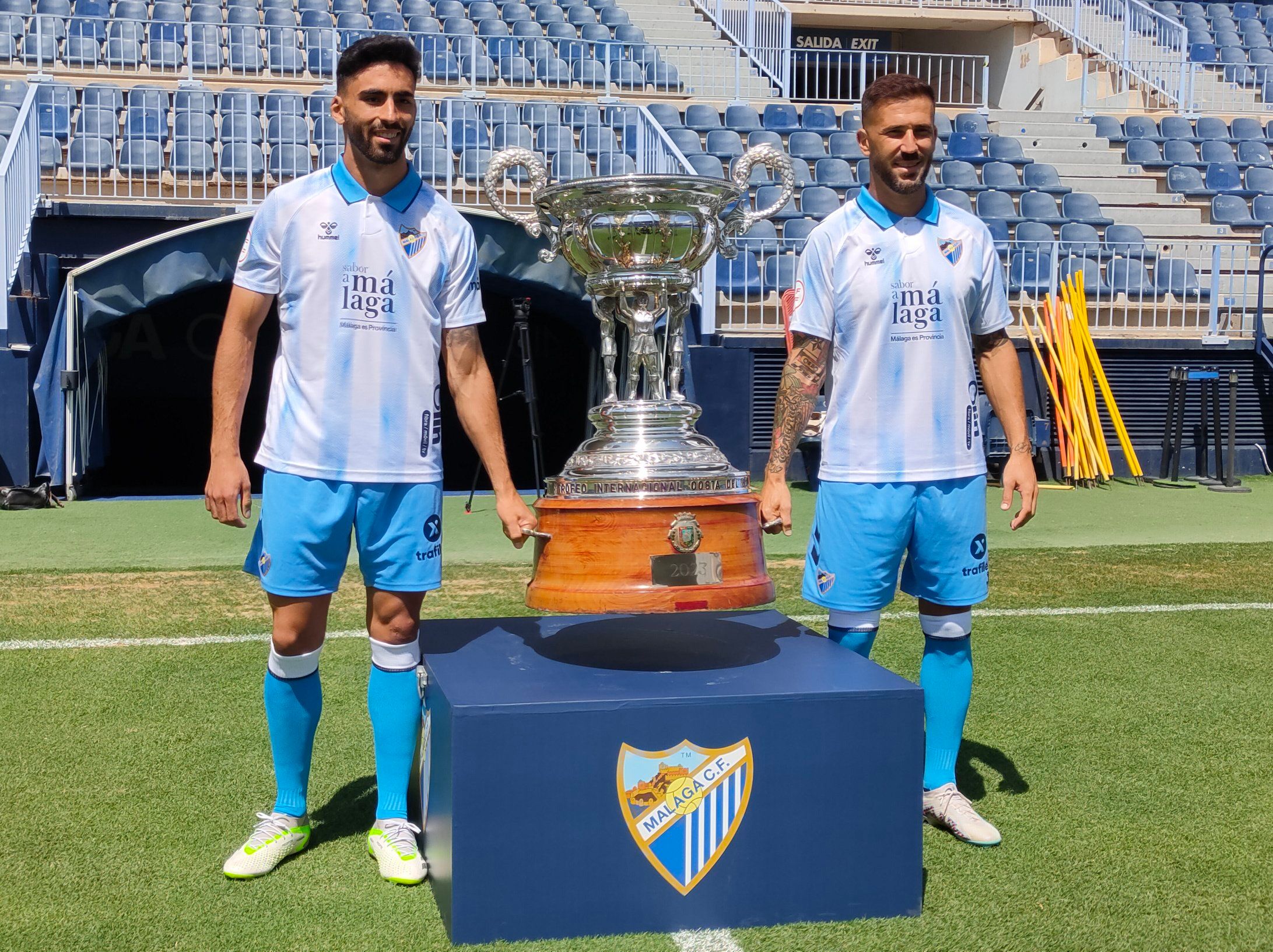 Juande y Dioni posan con el gigantesco Trofeo Costa del Sol, que vuelve tras su última edición en