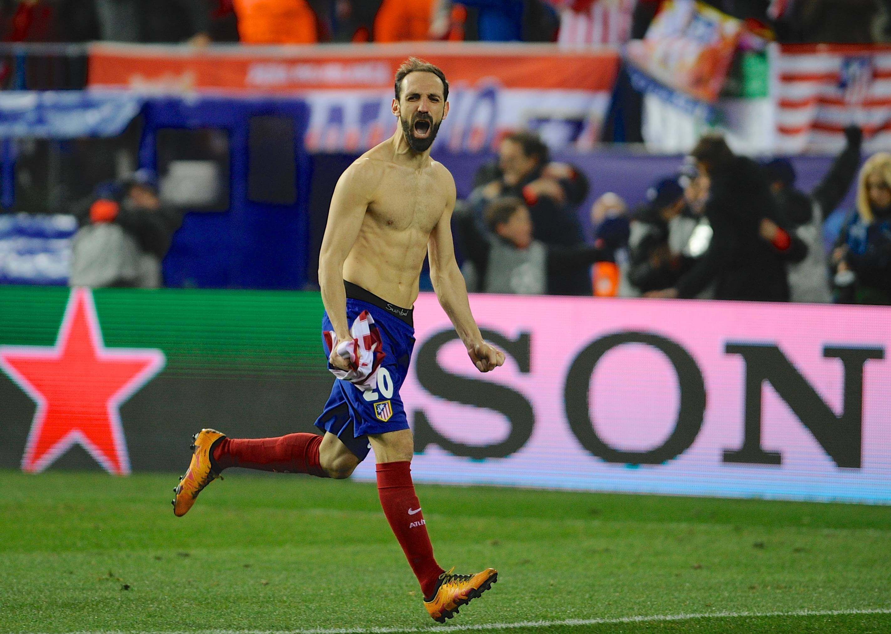  Juanfran celebra un gol frente al PSV en la Champions League (Cordon Press)