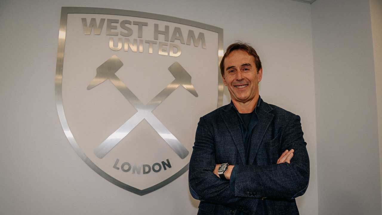  Julen Lopetegui posa en las oficinas del West Ham el día de su llegada.