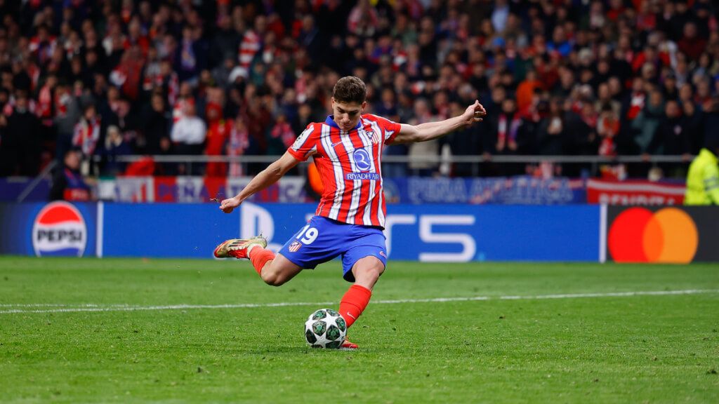  Julián Álvarez en el momento del penalti (Europa Press)