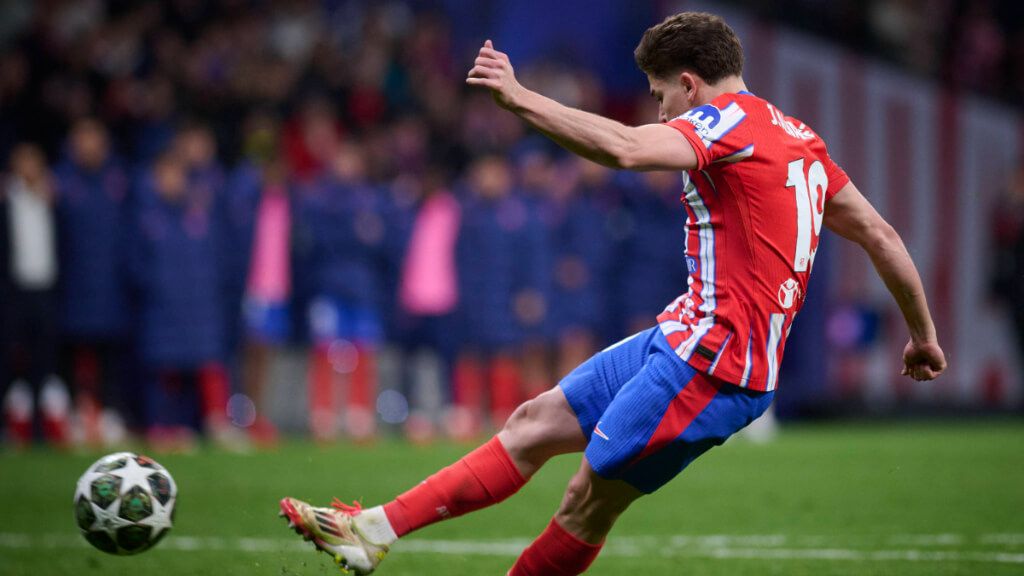  Julián Álvarez lanzando el penalti contra el Real Madrid (Fuente: Cordon Press)