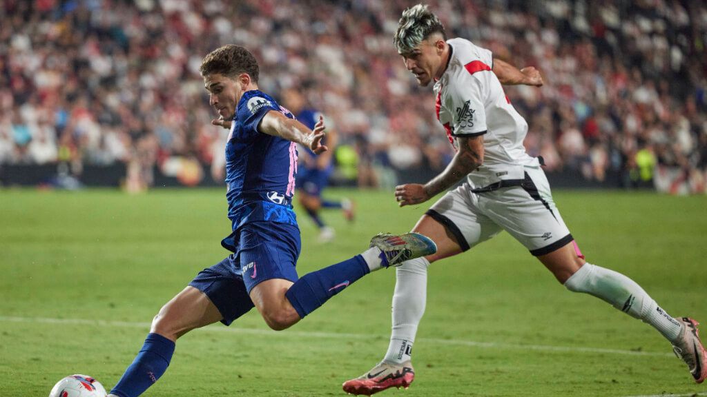  Julián Álvarez y Andrei Ratiu en el Rayo Vallecano - Atlético de Madrid (Fuente: Cordon Press)
