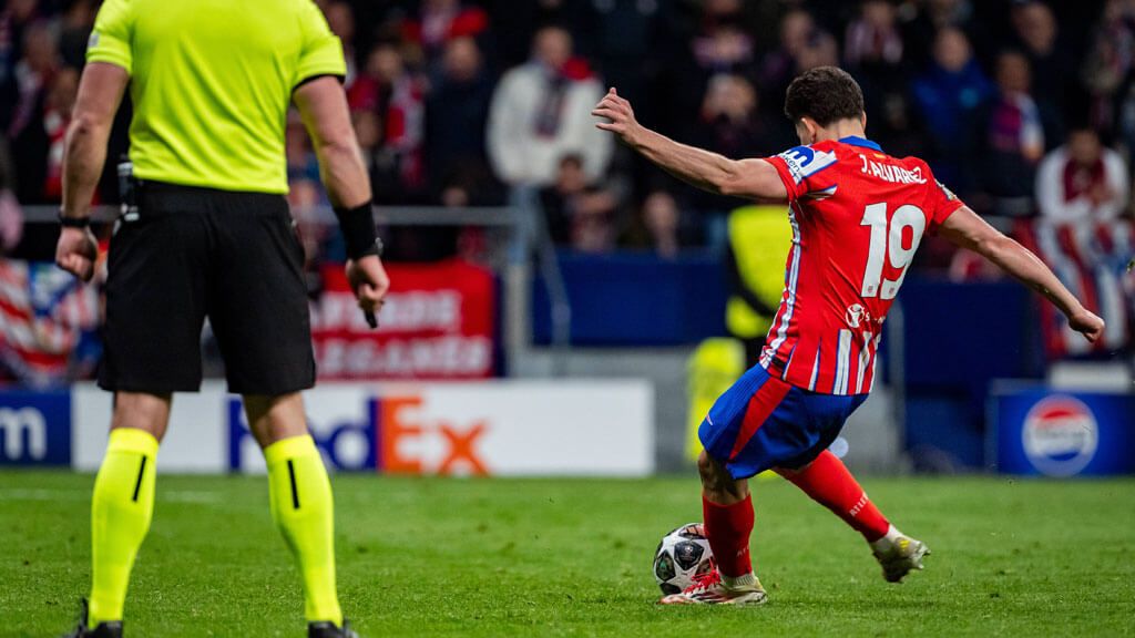  Julián Álvarez en el momento de lanzar el penalti con el Atlético de Madrid