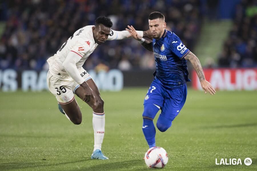  Juma Bah pelea con Carles Pérez.