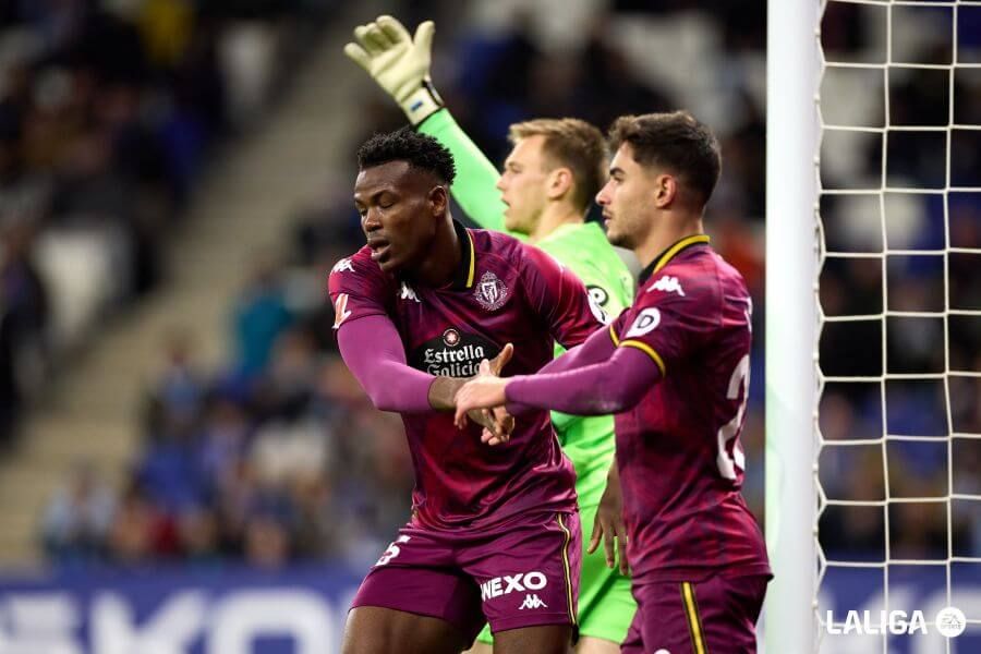  Juma celebra una jugada junto a Lucas Rosa con el Real Valladolid.
