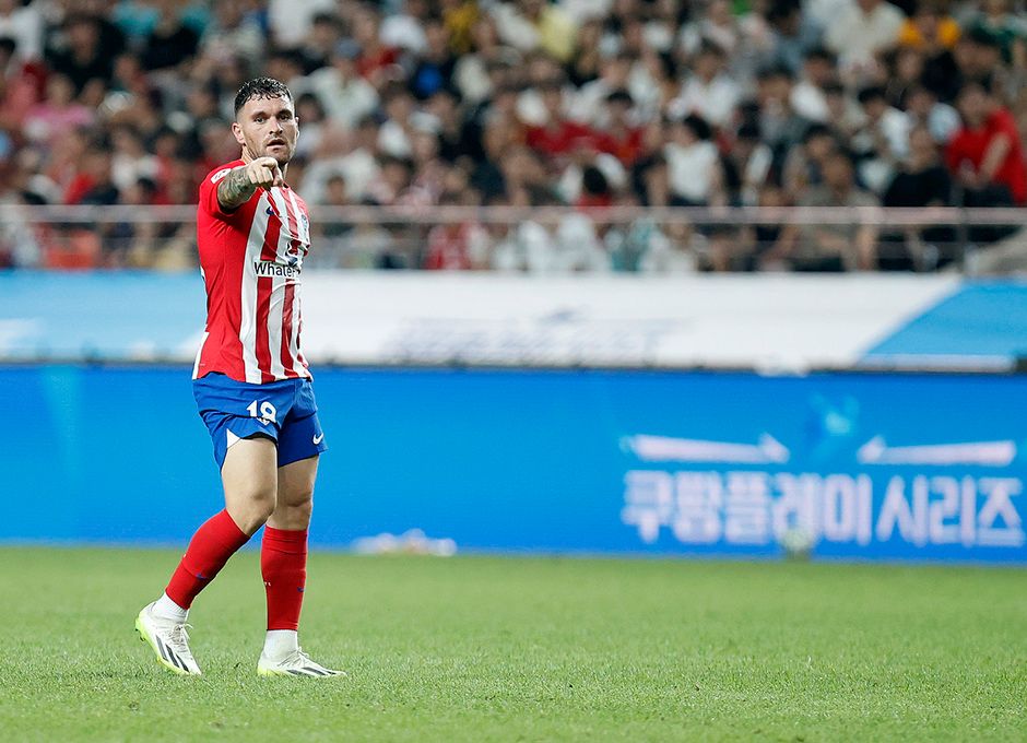  Javi Galán da indicaciones en el K-League-Atlético de Madrid.