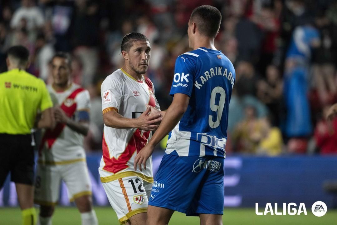  Karrikaburu saluda al Pacha Espino en un partido con el Alavés.