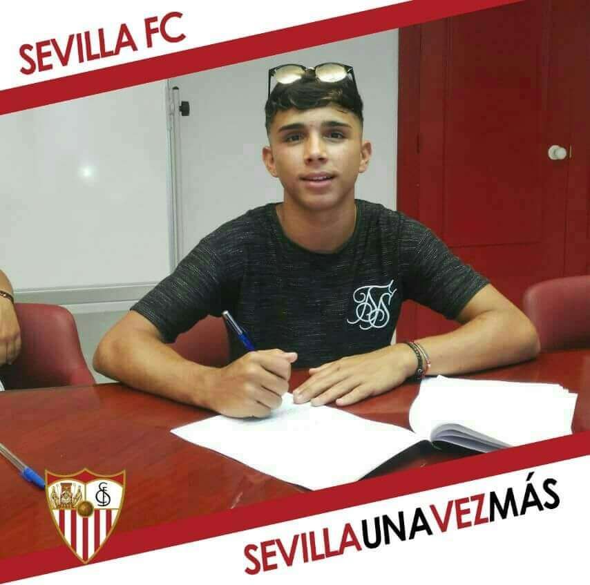 Kevin, en la firma de su contrato con el Sevilla, a los 16 años.