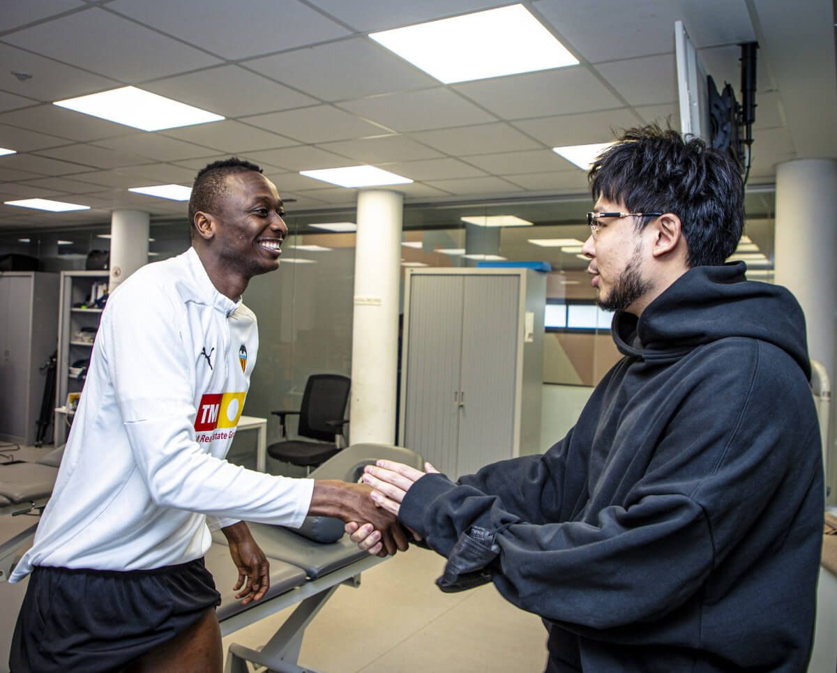  Kiat Lim en Paterna con Sadiq Umar