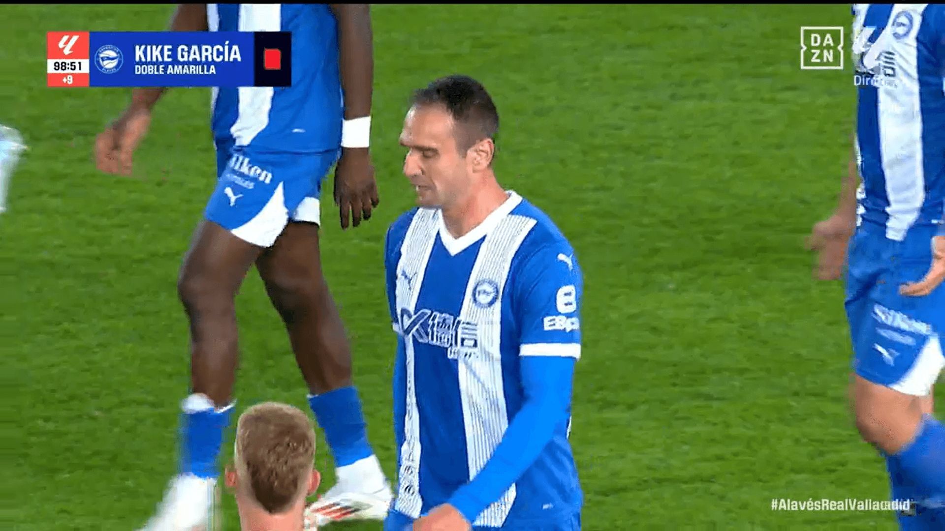  Kike García se marcha cabizbajo tras la expulsión.