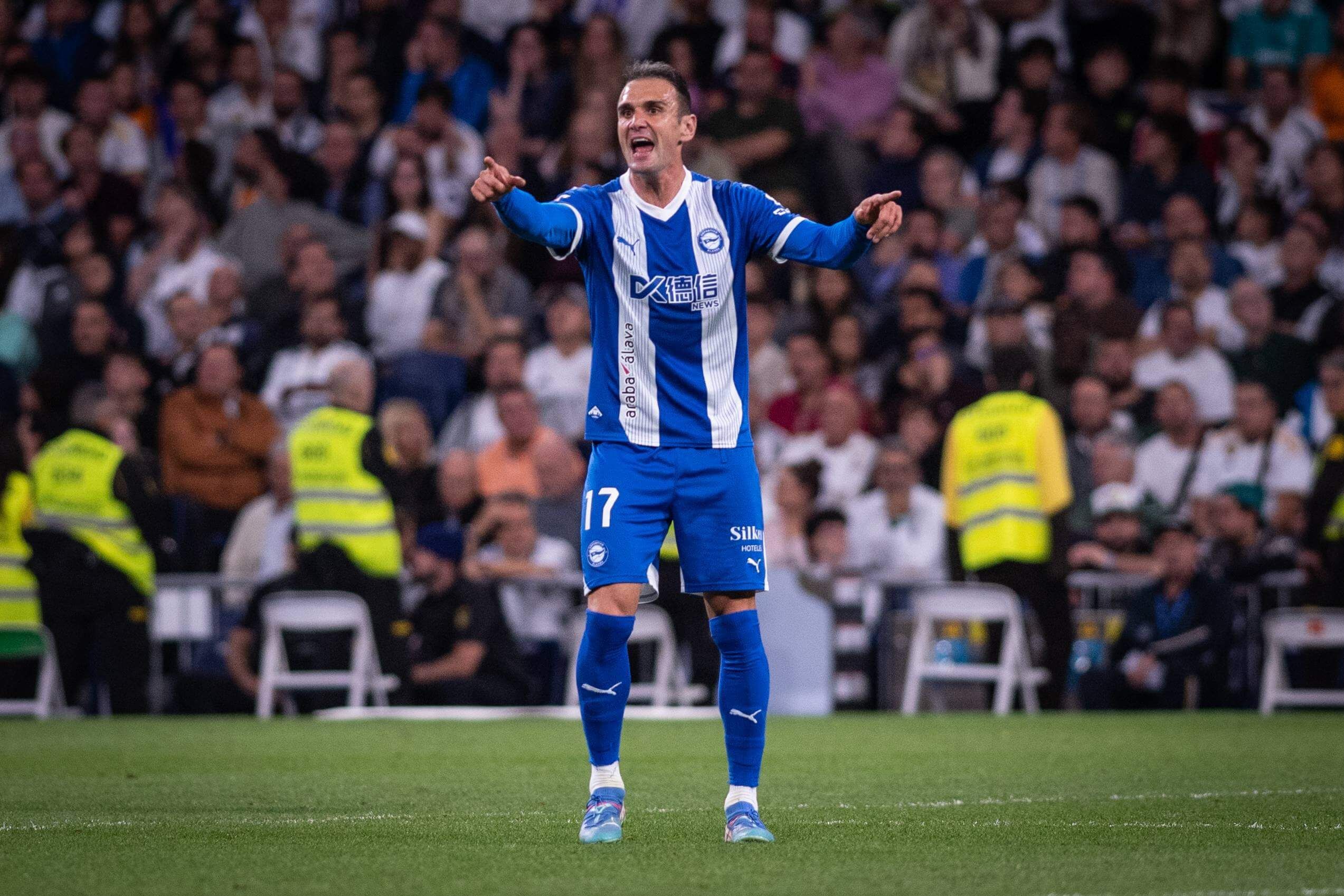 Kike García protesta durante el Real Madrid-Alavés.