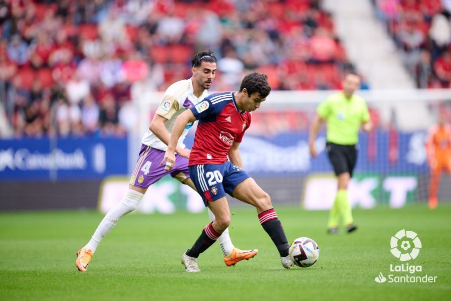  El centrocampista Kike Pérez persigue al lateral izquierdo Manu Sánchez en el CA Osasuna - Real Valladolid.