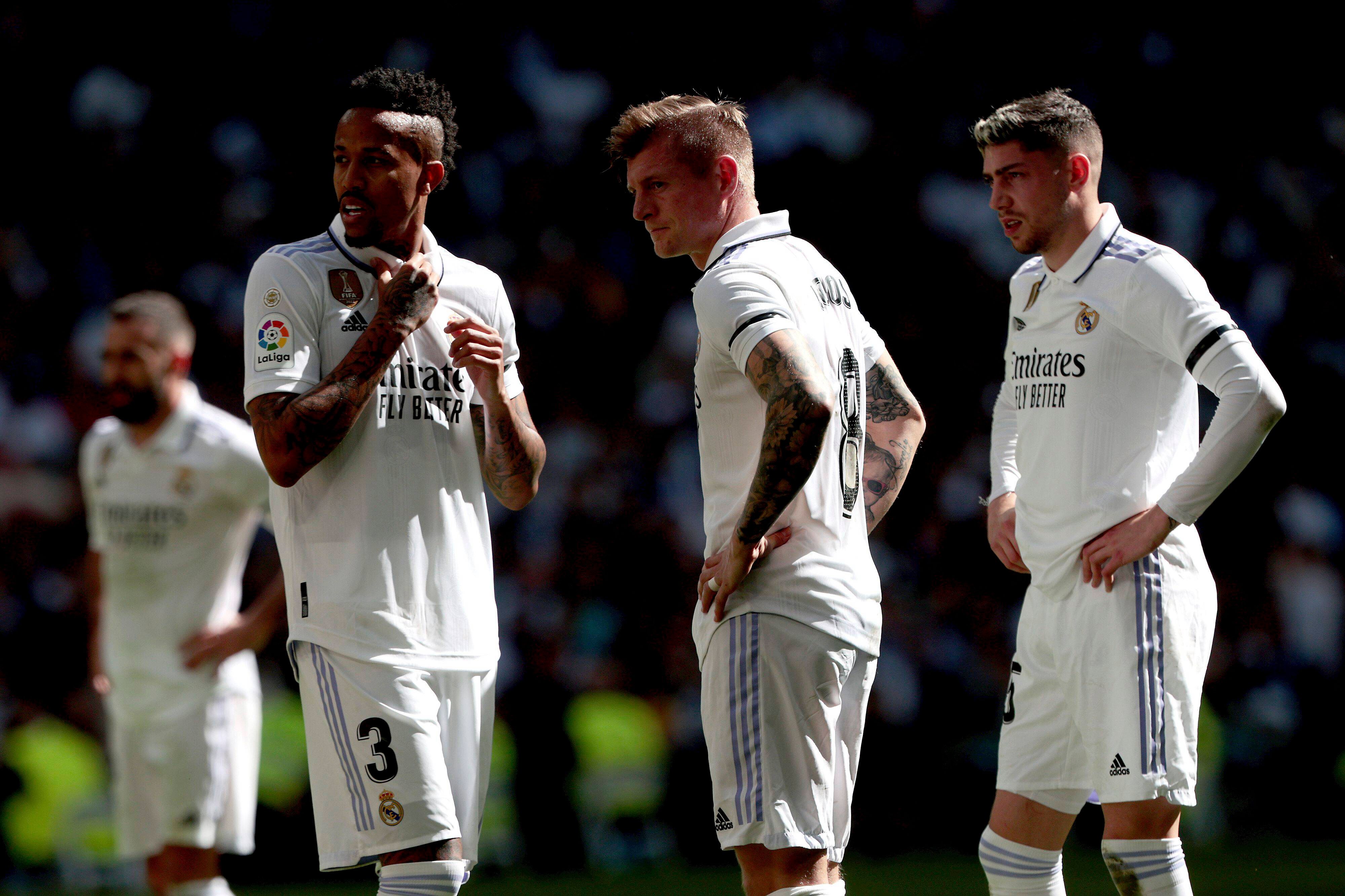 Kroos y Valverde, con Militao en un partido del Real Madrid.
