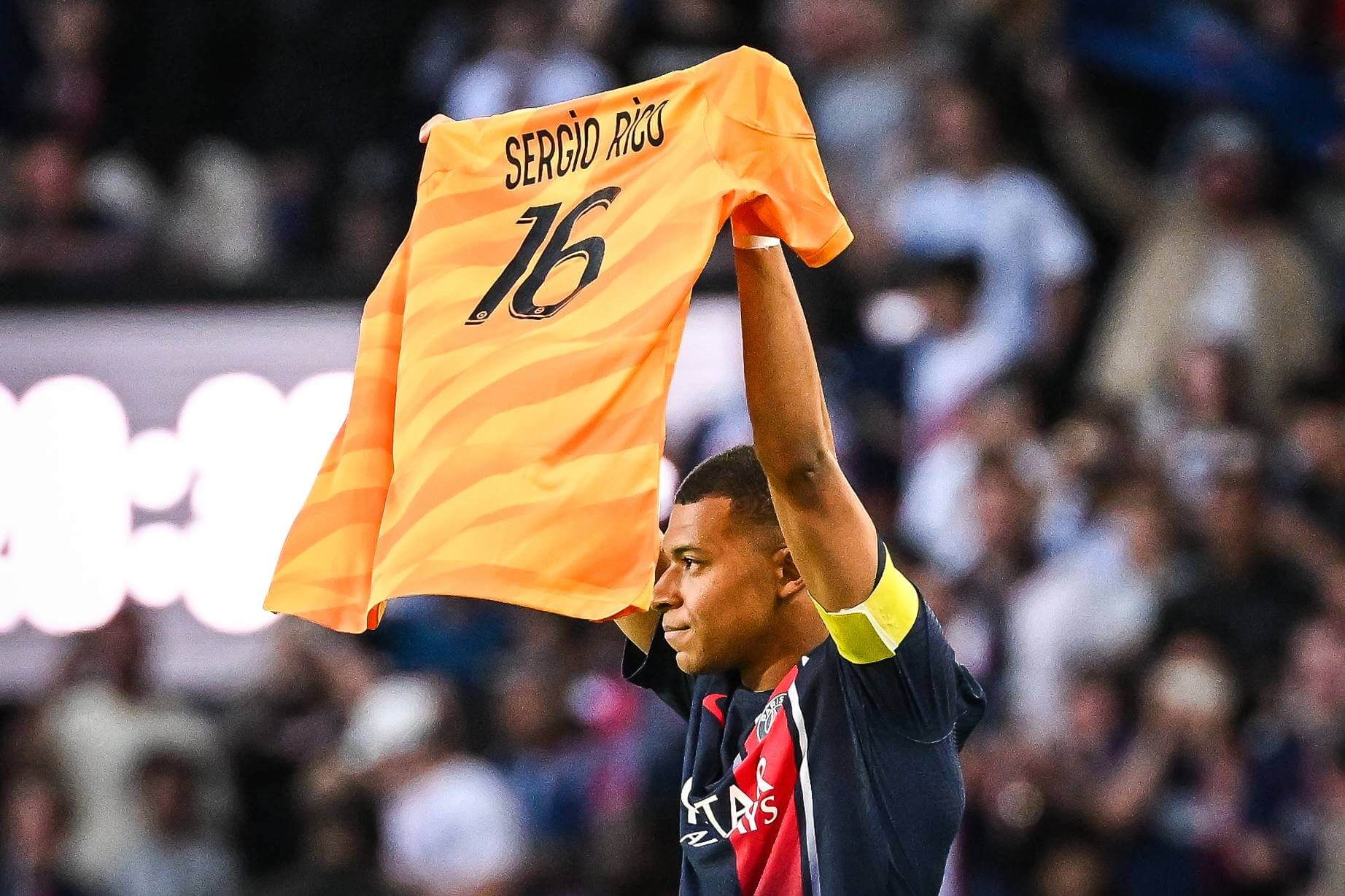  Kylian Mbappé mostrando la camiseta de Sergio Rico en el PSG