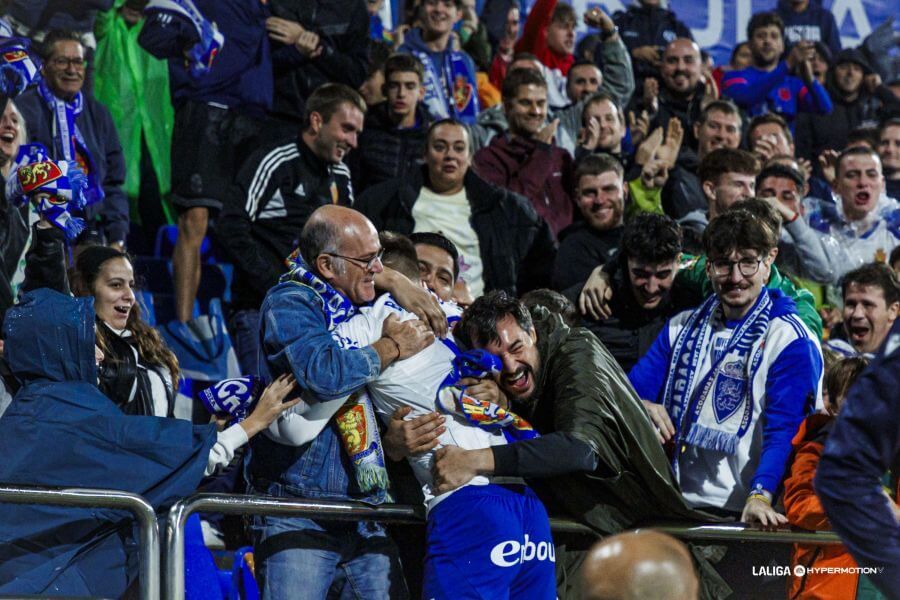  La afición del Real Zaragoza abraza a Bazdar tras marcar al Levante.