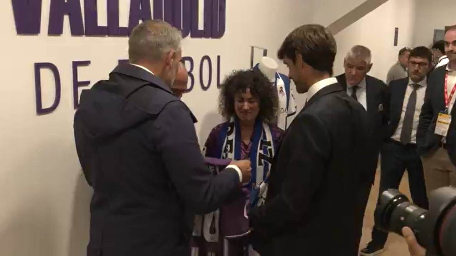 La familia de Sofía recibe las camisetas de Valladolid y Real Sociedad con su nombre en la espalda.