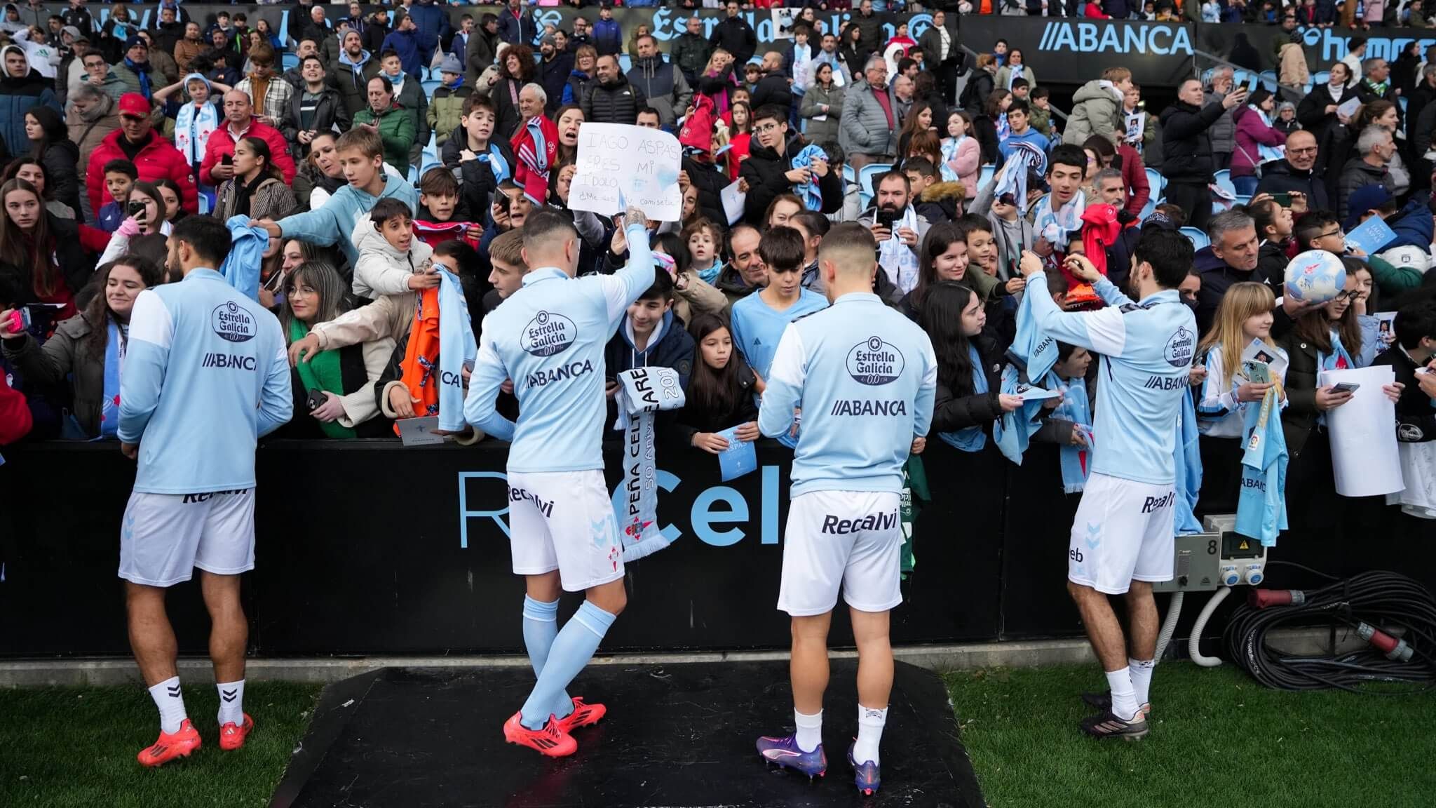  Los jugadores firman en el entrenamiento del Celta en Balaídos (Fotos: RCCV).