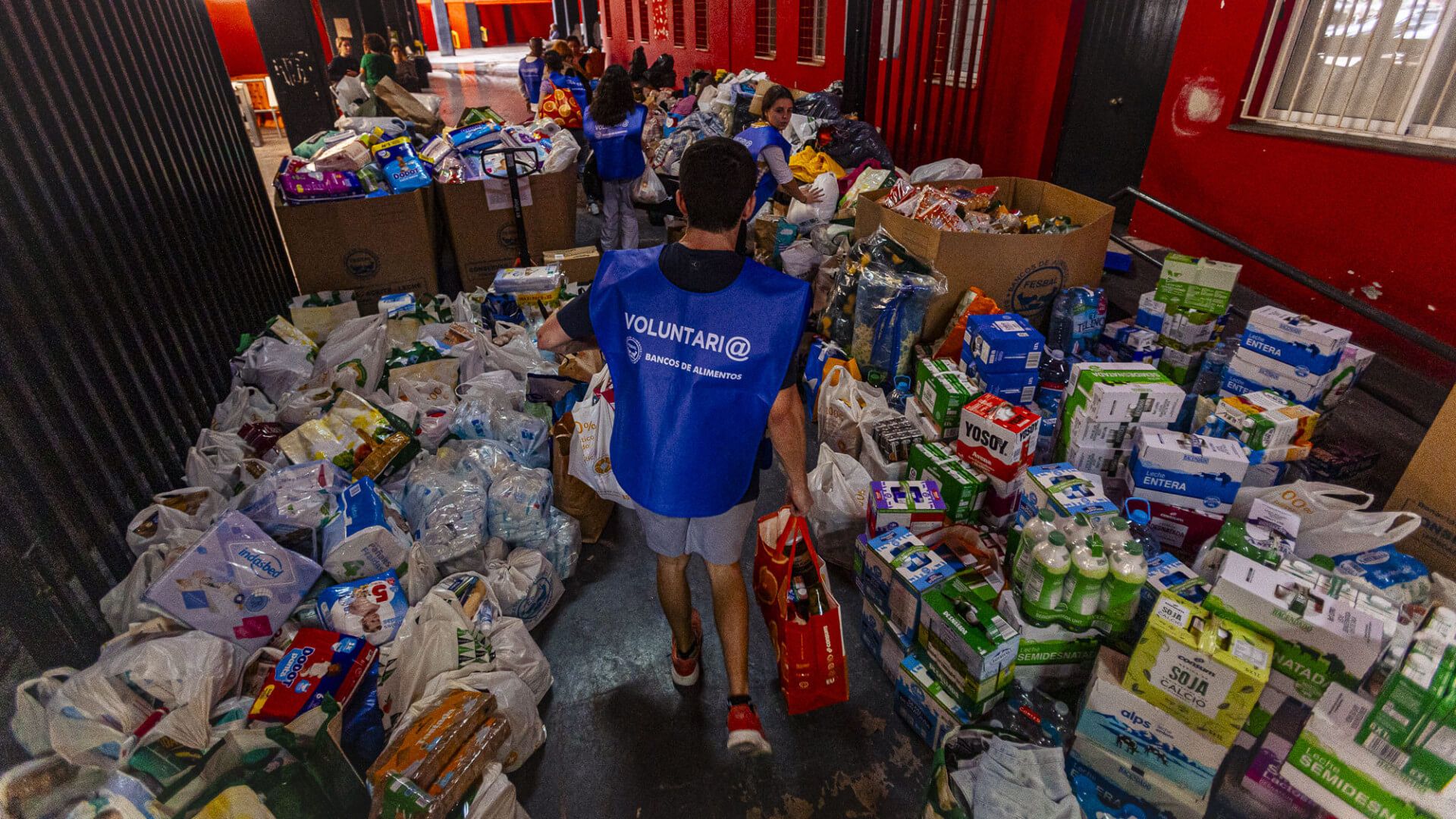  La solidaridad en Mestalla por la DANA.