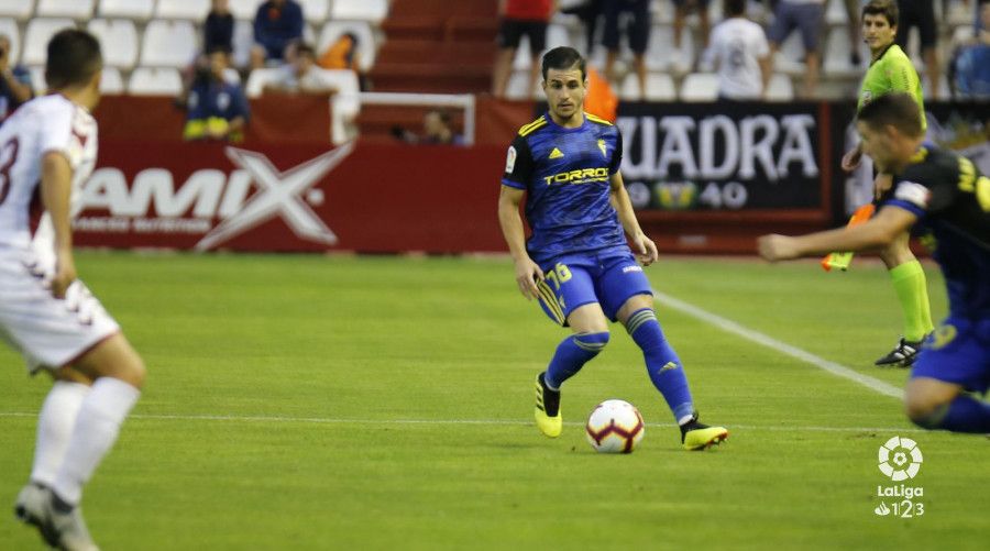 Matos, en una jugada del Albacete-Cádiz (Foto: LaLiga).
