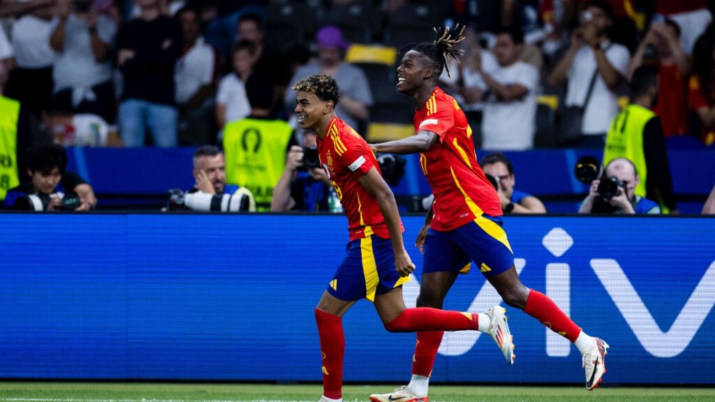  Lamine Yamal y Nico Williams celebrando el gol ante Inglaterra (X: @SEFutbol)