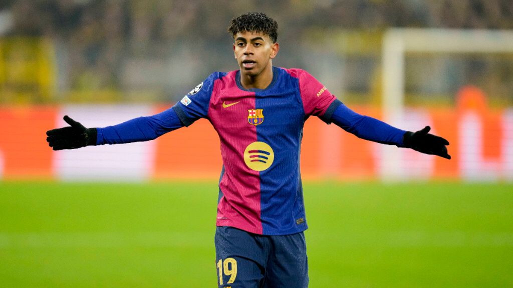  Lamine Yamal en un partido con el FC Barcelona (Cordon Press)