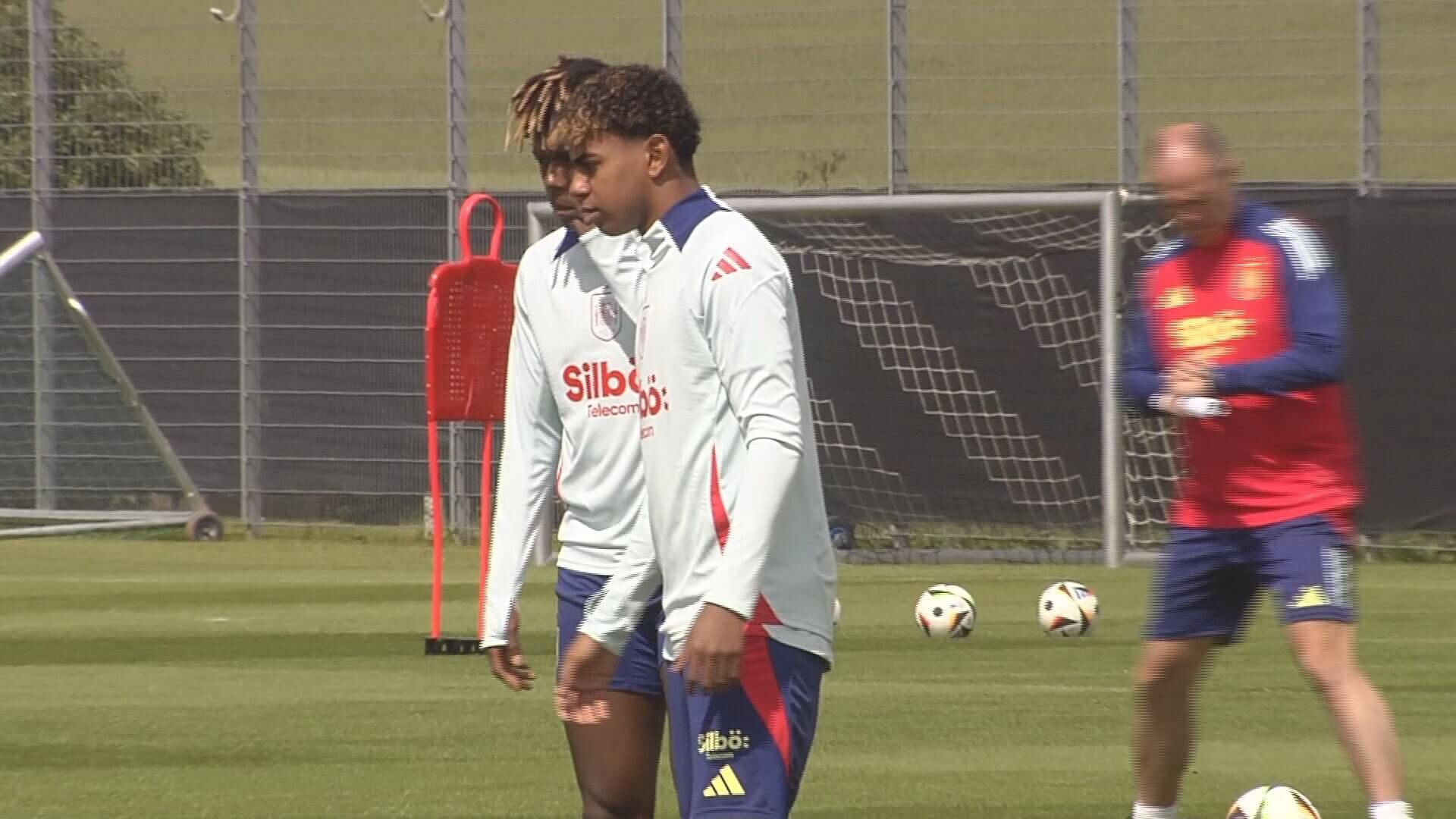  Lamine Yamal y Nico Williams, durante el entrenamiento en Alemania