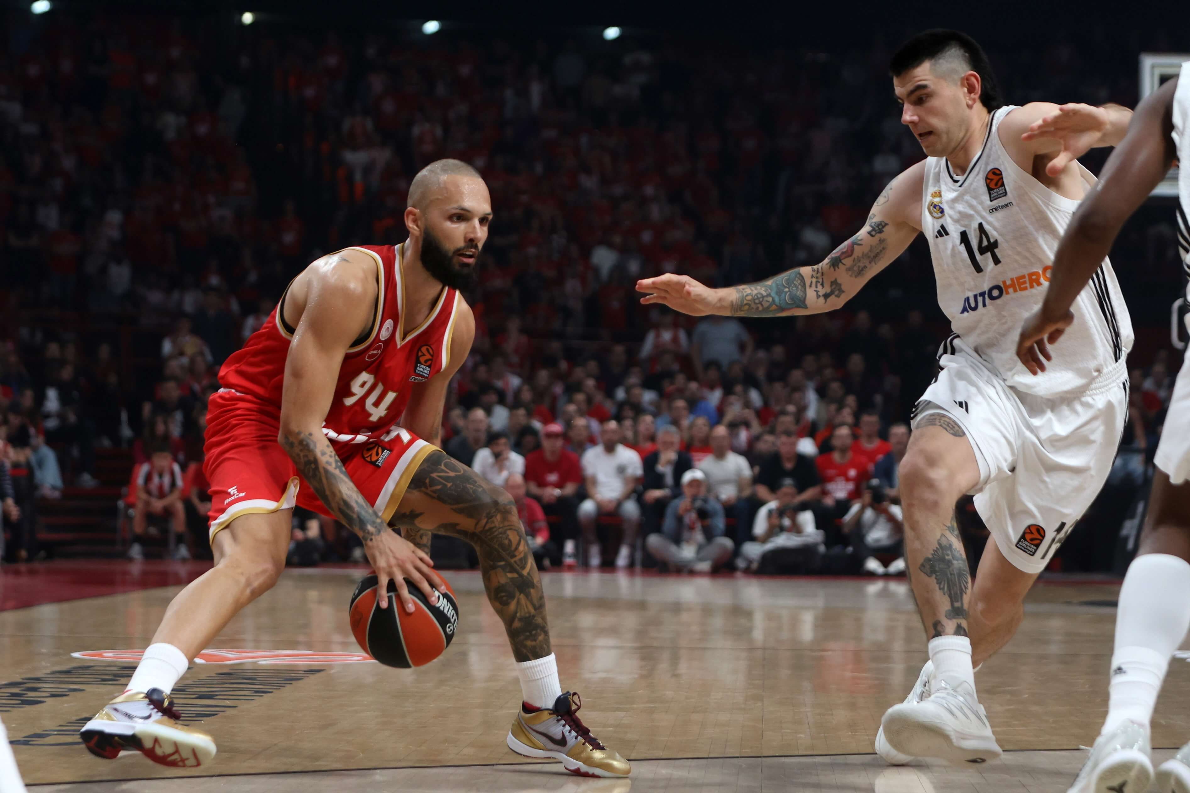 Lance del Olympiacos-Real Madridd del segundo partido del play off de la Euroliga.