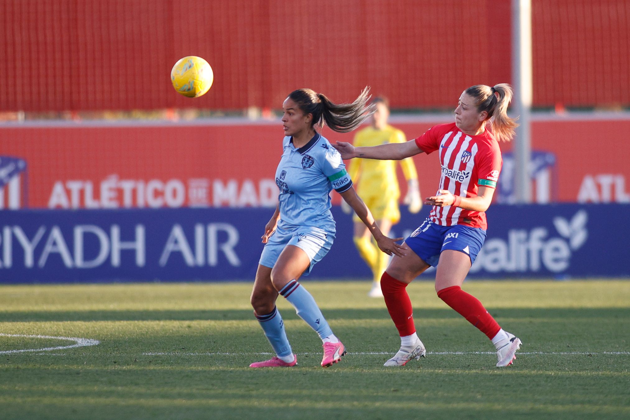 Lance del partido entre Levante Femenino y Atlético de Madrid.