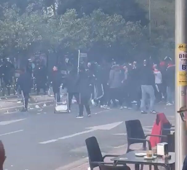  Los ultras del Atlético y del Málaga se lanzan sillas y otros objetos (Redes Sociales)