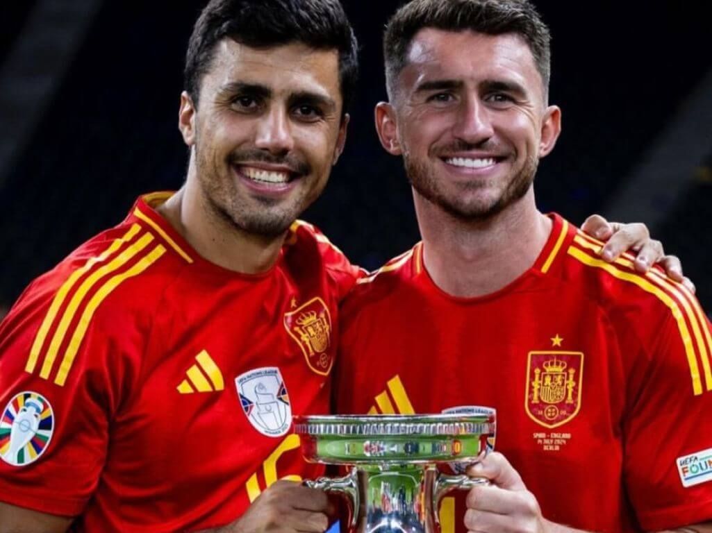  Rodri y el central Aymeric Laporte, sonrientes con el trofeo de la Eurocopa de Alemania 2024.