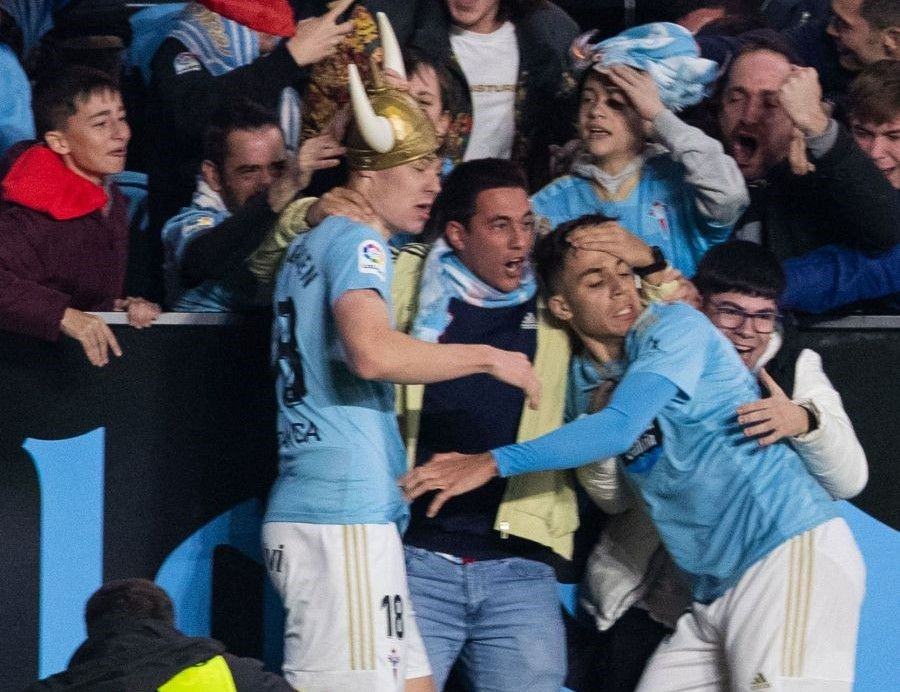  Larsen celebra su gol con un gorro de vikingo en Balaídos.