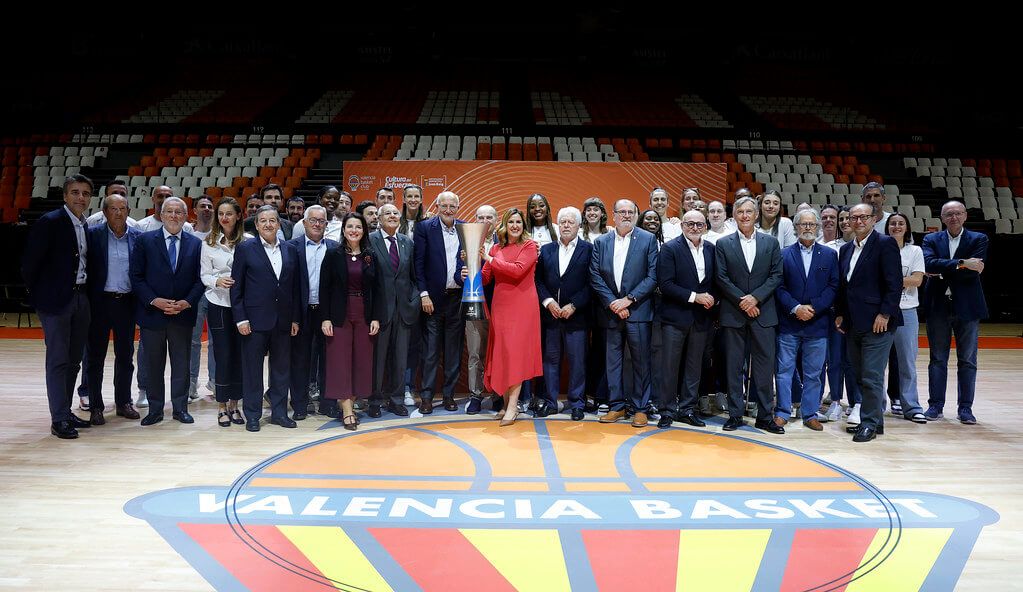 Las chicas de Valencia Basket celebran con la afición el tercer título de LF Endesa consecutivo