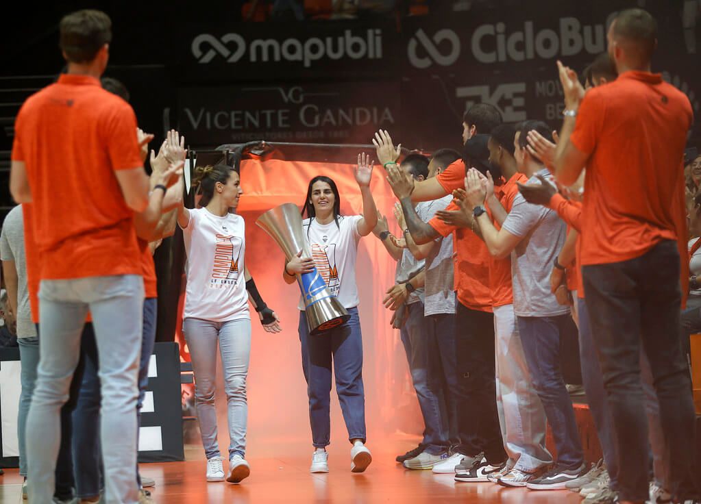 Las chicas de Valencia Basket celebran con la afición el tercer título de LF Endesa consecutivo