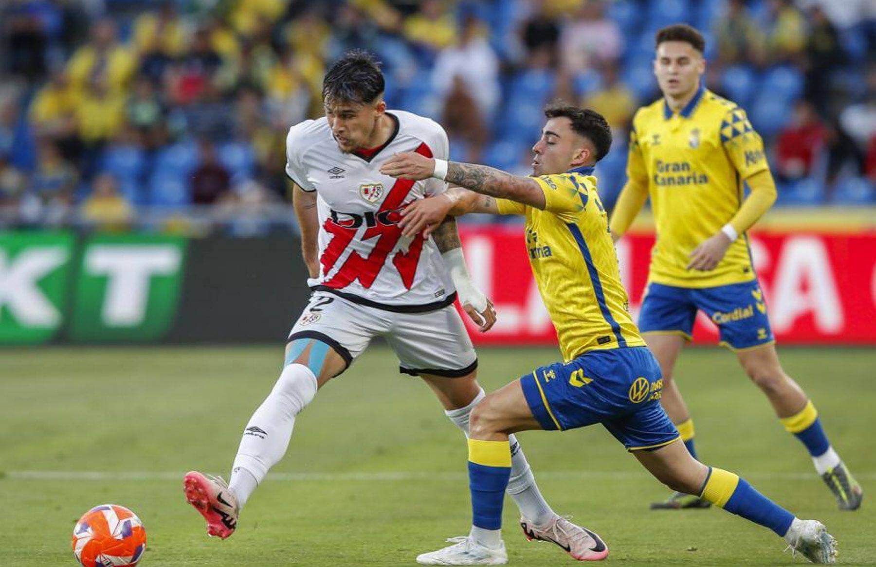  Andrei Ratiu y Alberto Moleiro pelean un balón en el Las Palmas-Rayo Vallecano.