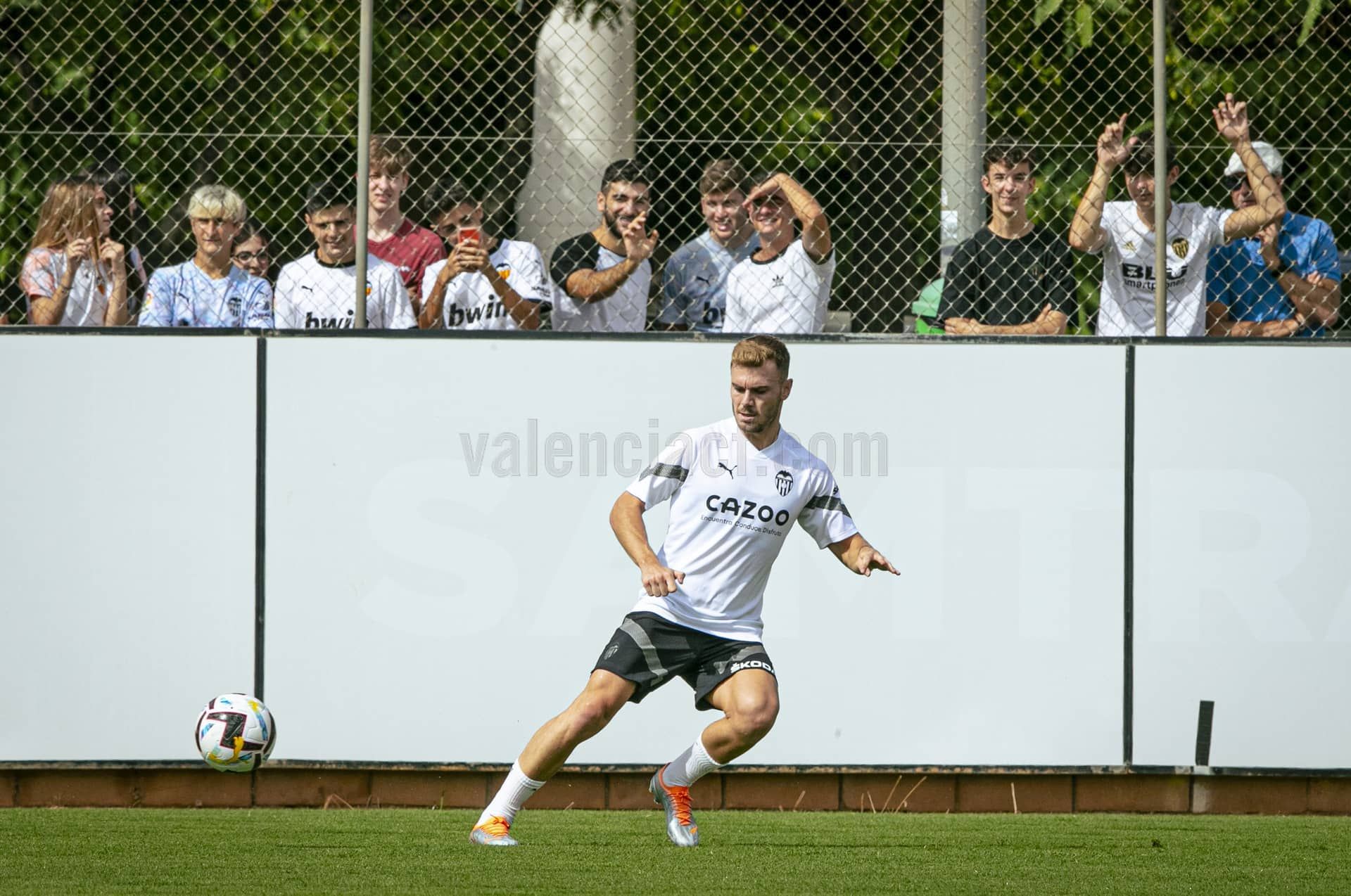  Lato con la afición detrás