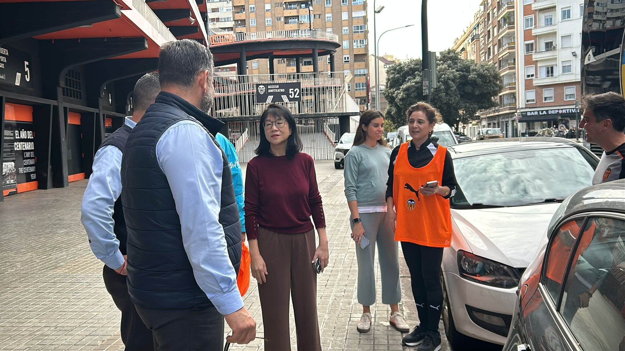  Layhoon Chan y empleados llevan material a un cole de Aldaia