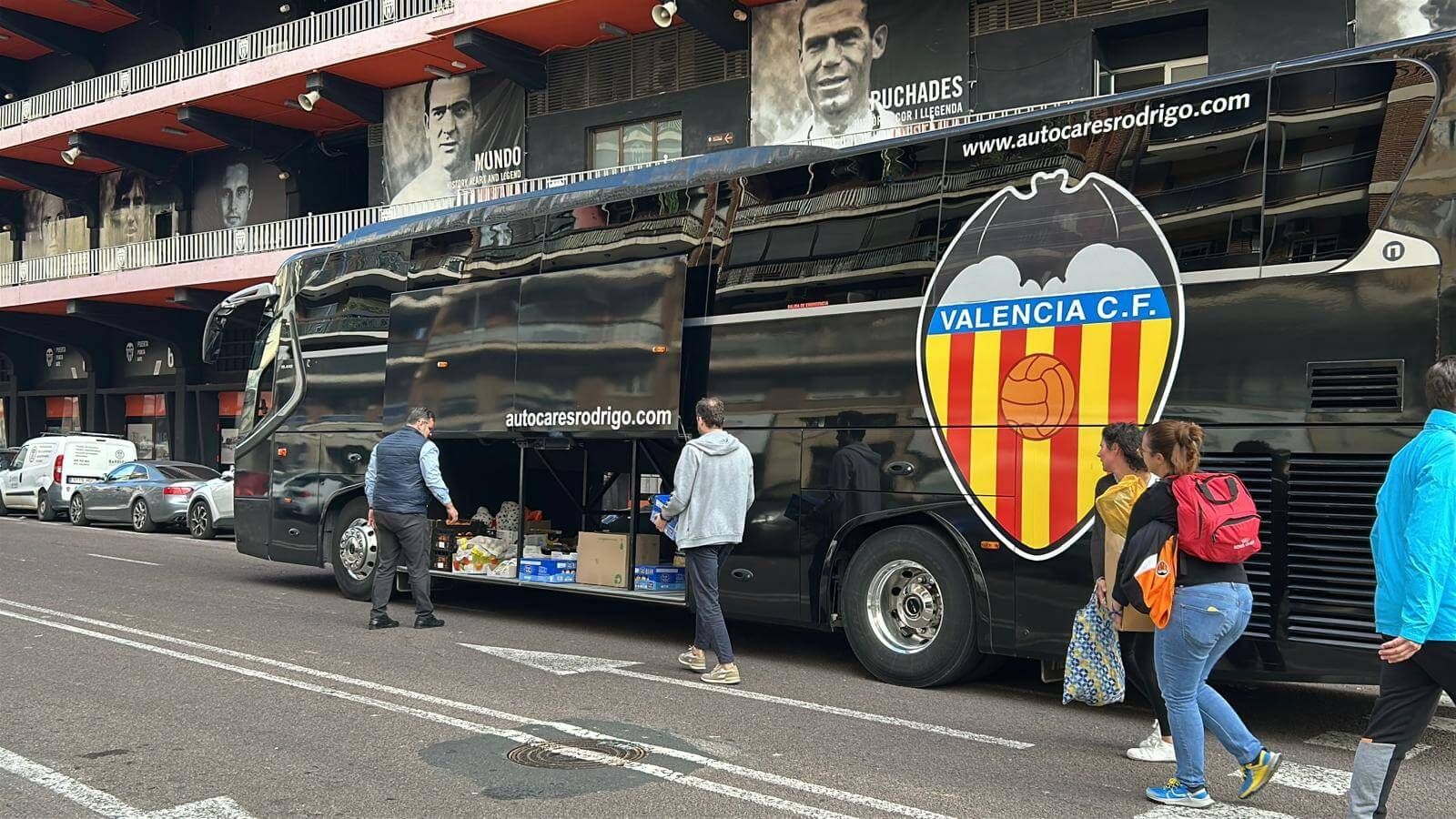  Layhoon Chan y empleados llevan material a un cole de Aldaia