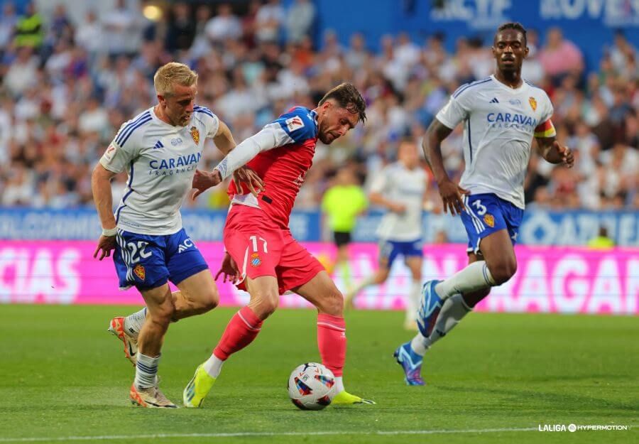  Lecoeuche disputa el balón con Jofre Carreras