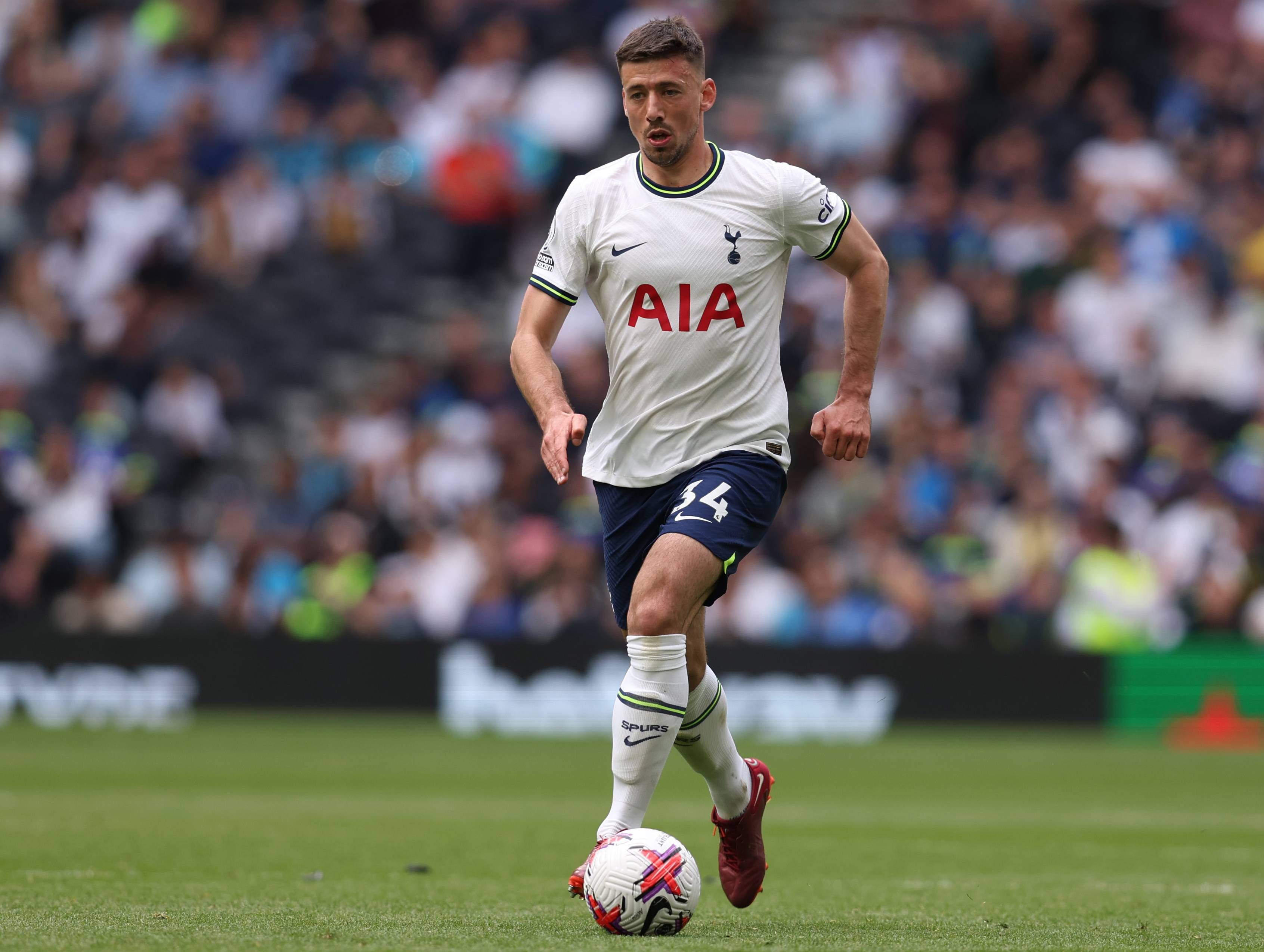  Lenglet conduce un balón durante un partido del Tottenham (FOTO: Cordón Press).