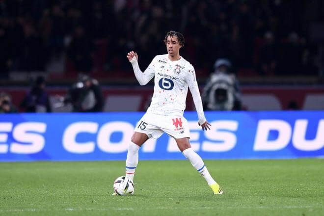 Leny Yoro, jugador que interesa al Real Madrid