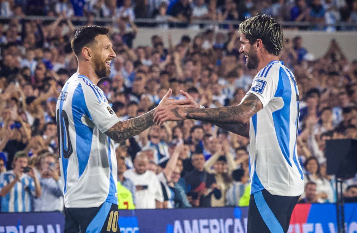  Leo Messi y Rodrigo de Paul se abrazan durante el Argentina-Bolivia.