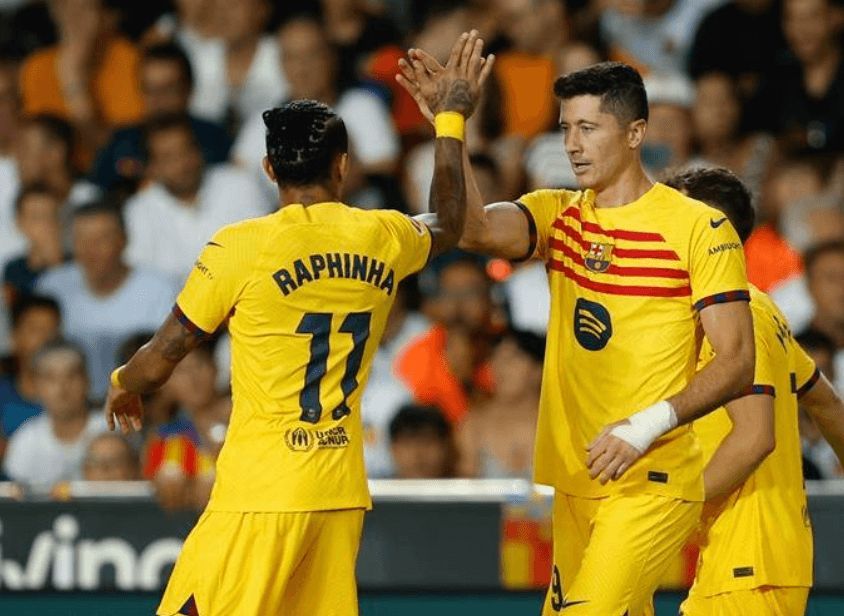 Lewandowski celebra el triunfo en Mestalla ante el Valencia CF