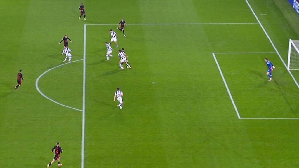  La acción del fuera de juego de Lewandowski (Captura de 'Movistar')