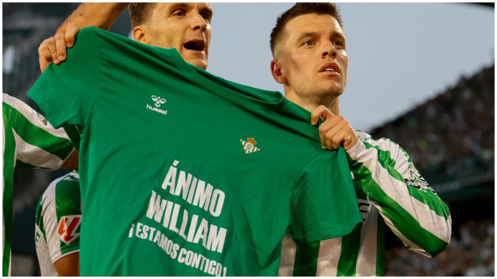  Lo Celso posa con la camiseta de William Carvalho (Juan Antonio Hurtado)