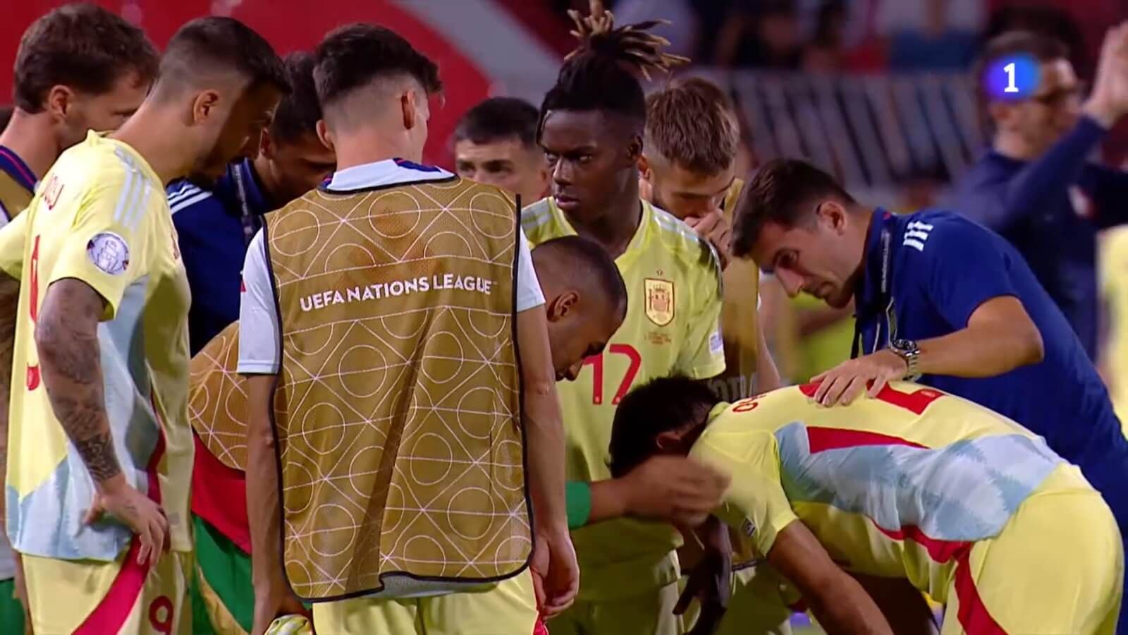  Los jugadores de España se preocupan por Oyarzabal tras el partido ante Serbia.